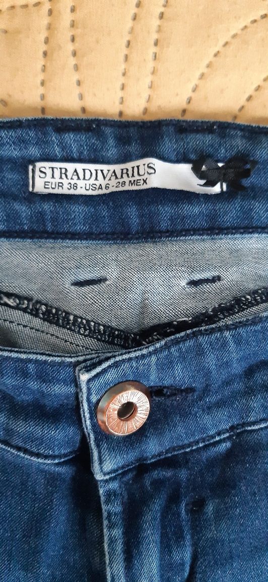 Spodnie jeansowe Skinny M Stradivarius.  Dół nogawek na zamki.
