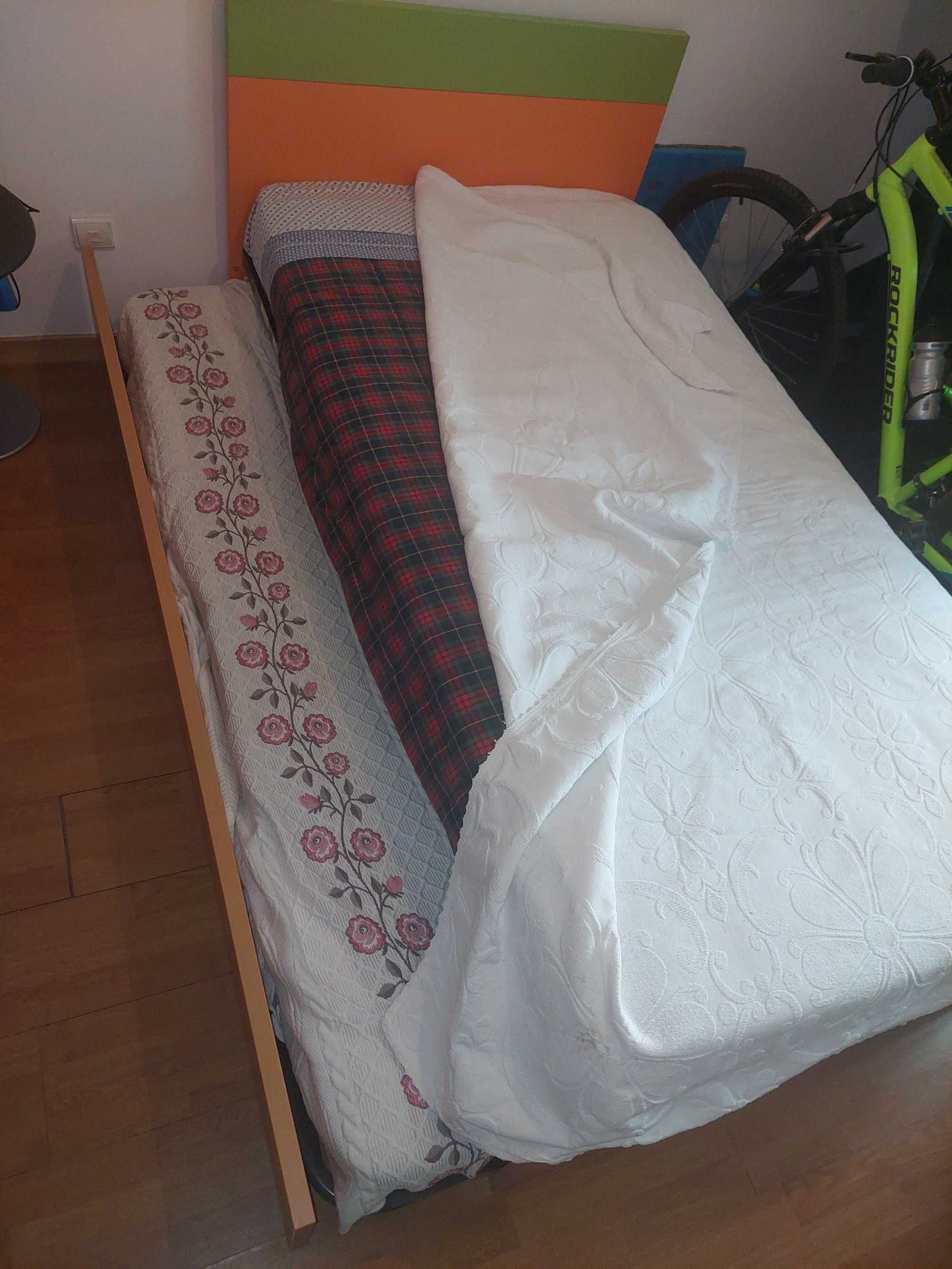 Vendo cama de solteiro dupla com os dois colchões como nova