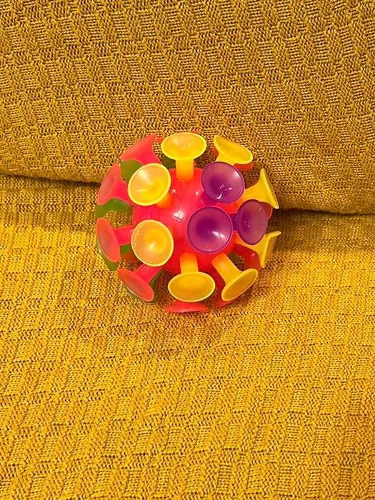 Piłka z przyssawkami