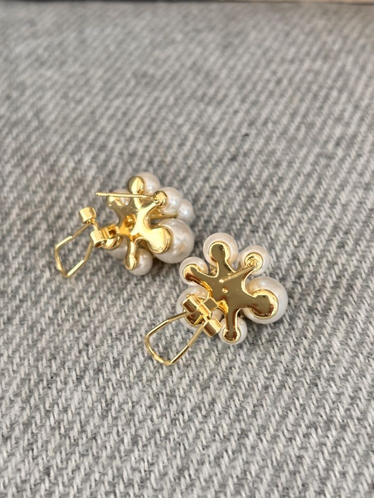 Brincos novos com pérolas
