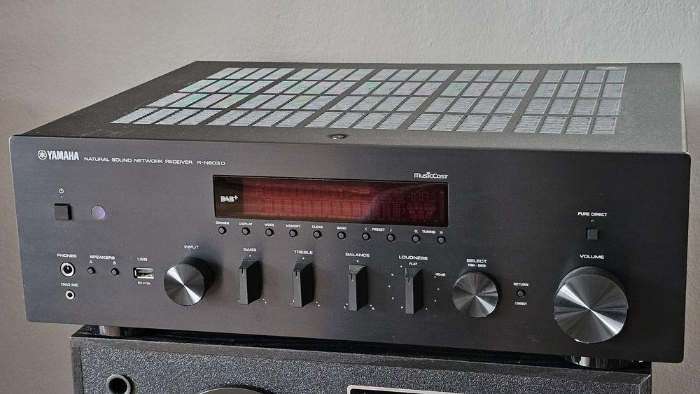 Zestaw amplituner sieciowy Yamaha R-N803d, z kolumnami