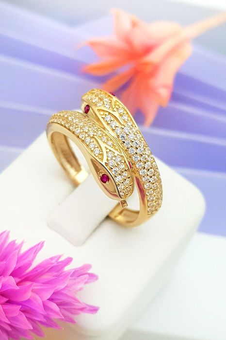 Złoty pierścionek błyszczący wąż wysadzany cyrkoniami pr. 585