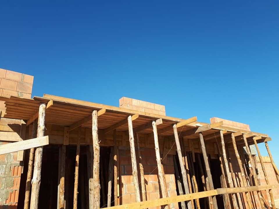 budowa domów od podstaw z dachem