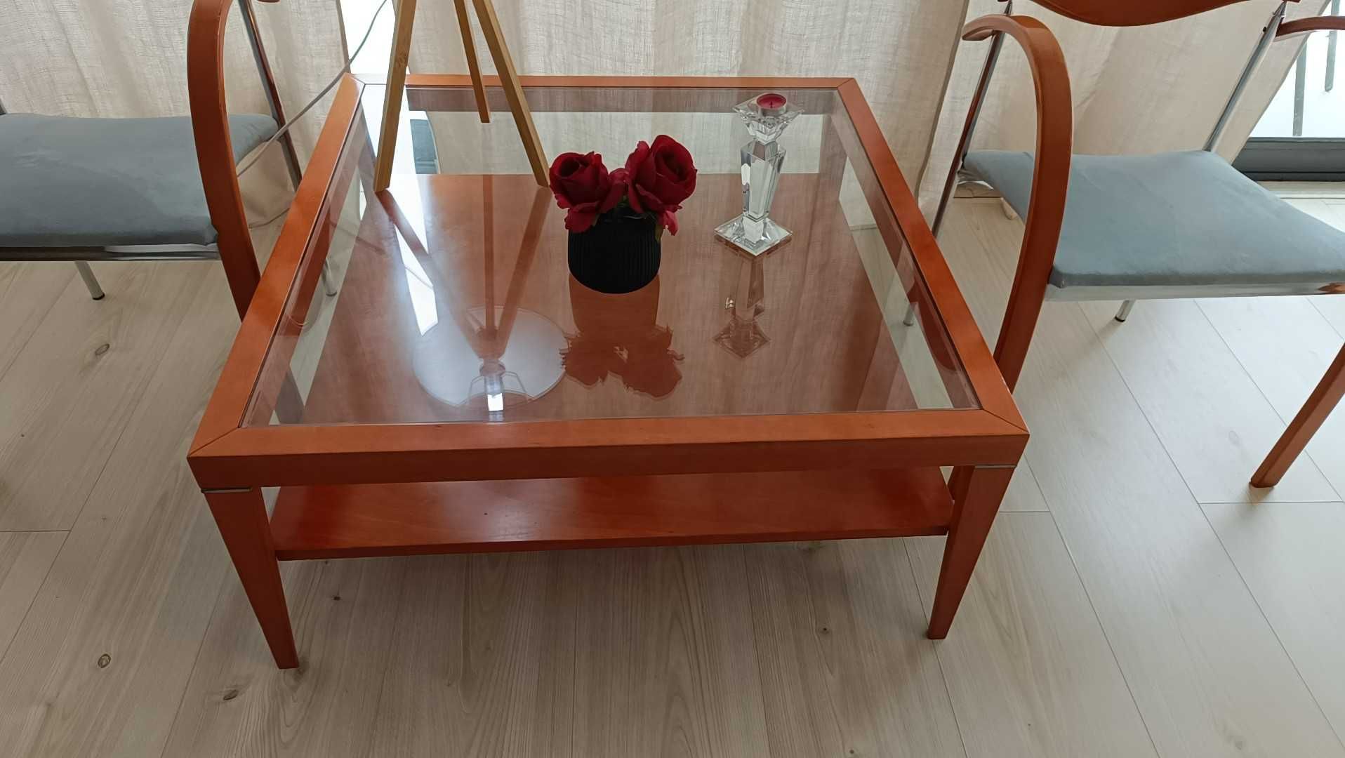 Mesa de centro com tampo de vidro