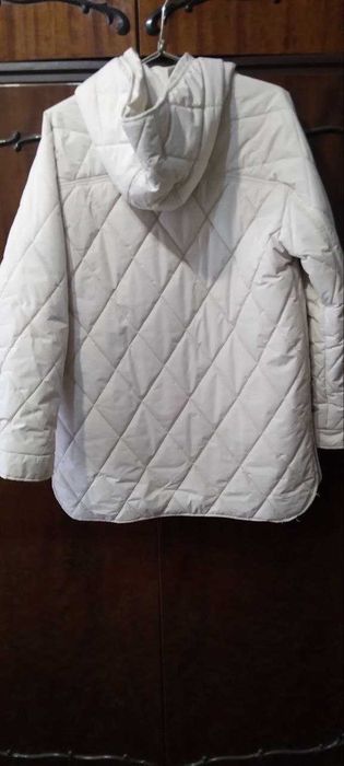 Жіноча куртка з капелюхом.