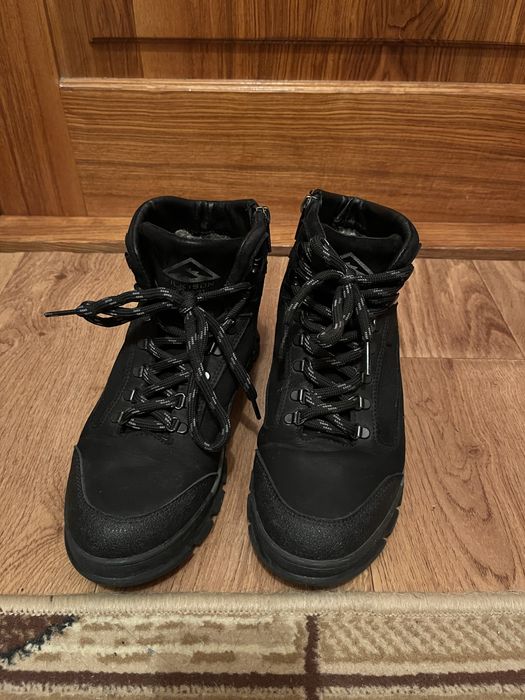 Продам шкіряні зимові ботінки.На підлітка.Розмір 38.