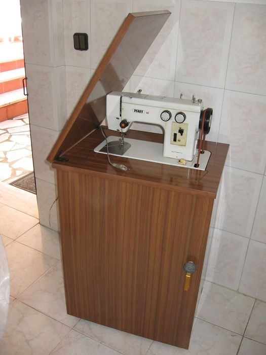 Máquina de Costura PFAFF 46 Automática, com Móvel