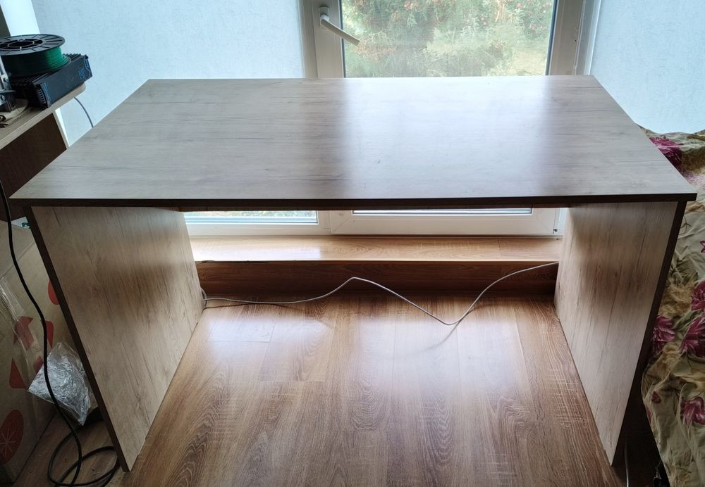 Стіл, письмовий стіл