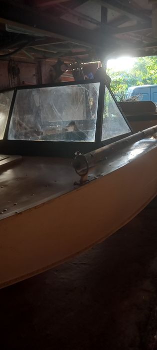 Лодка "Прогрес 4" з мотором Віхрь 30 та пристроями для транспортування