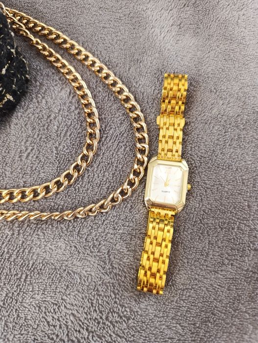 Złoty zegarek damski z kwadratową tarczą białą