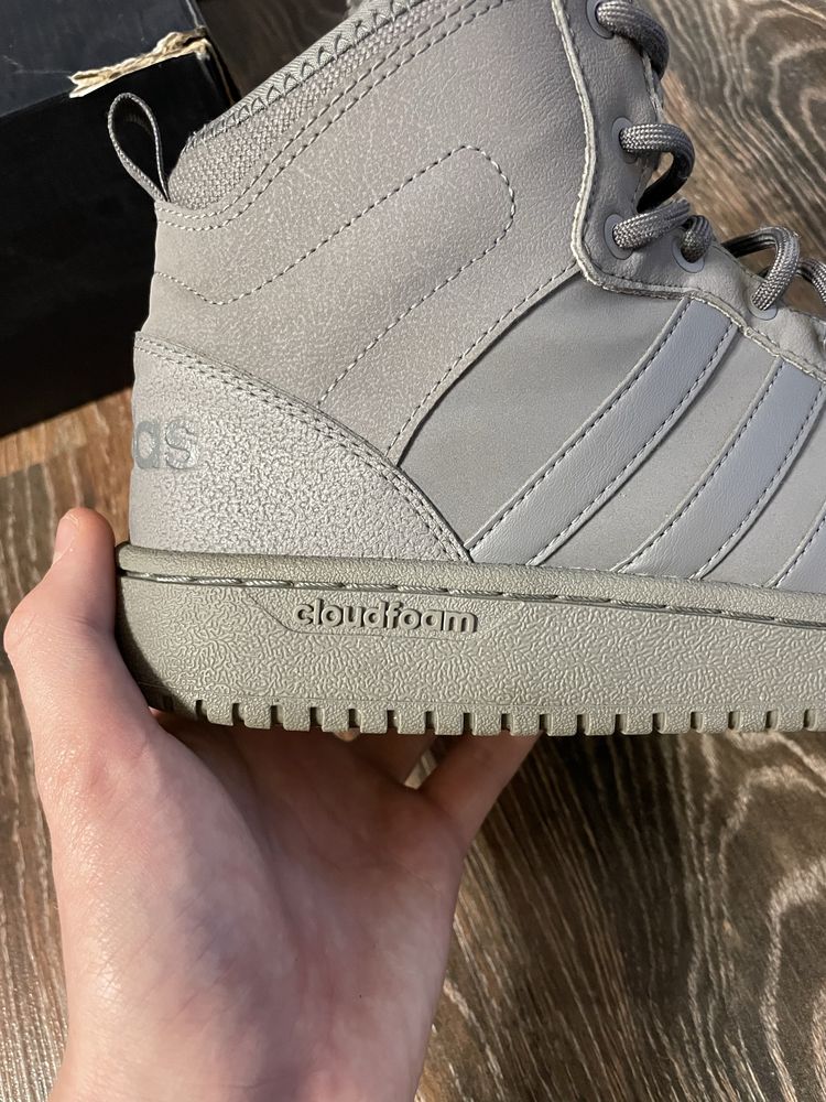 Кросівки Adidas.