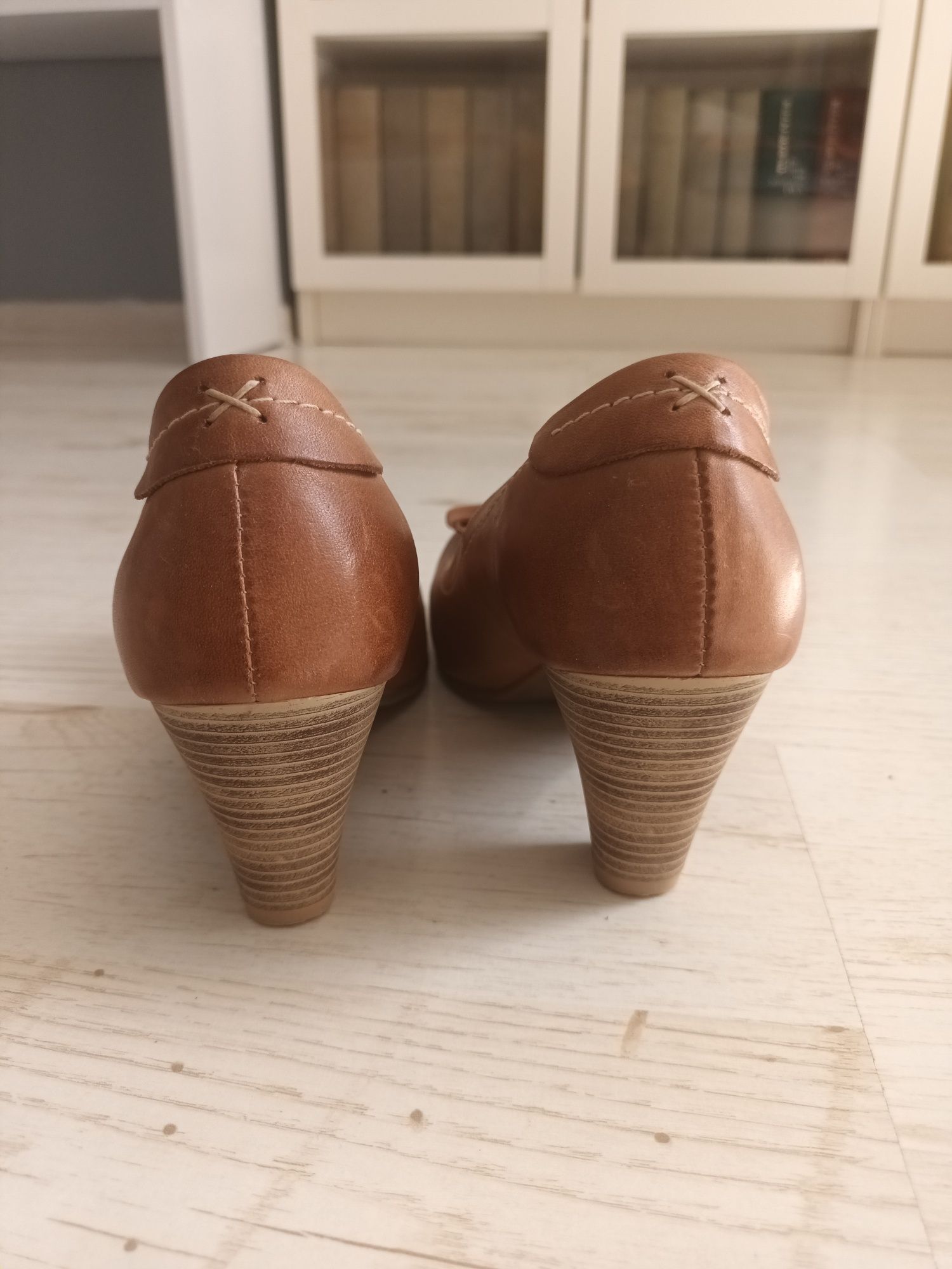 Skórzane pantofle Lemar z kokardką