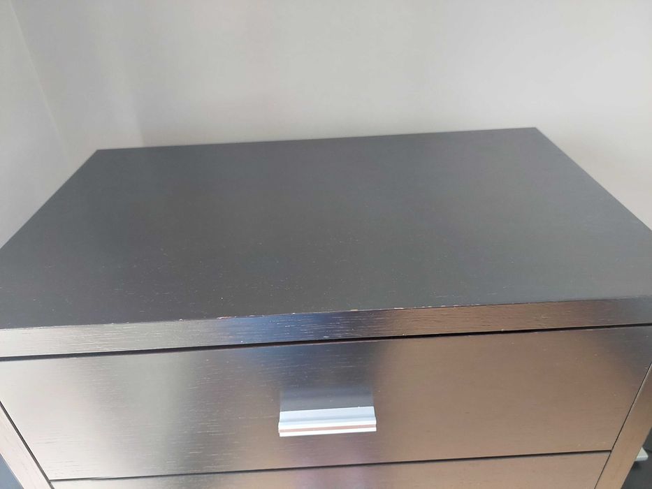 2 Camiseiros e 2 Mesas de Cabeceira em Madeira Carvalho. Cor Castanho.