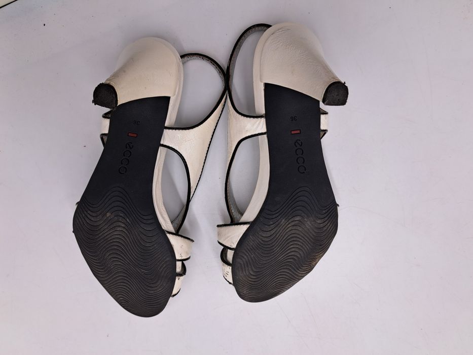 Ecco buty skórzane sandały na obcasie białe czarne lamówki 36