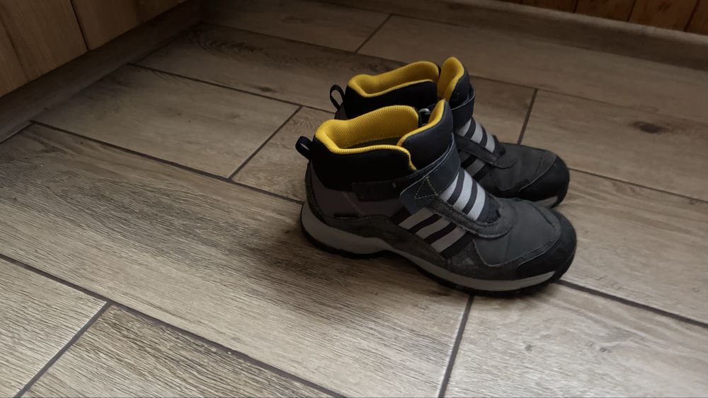 Кроси Adidas, чоботи