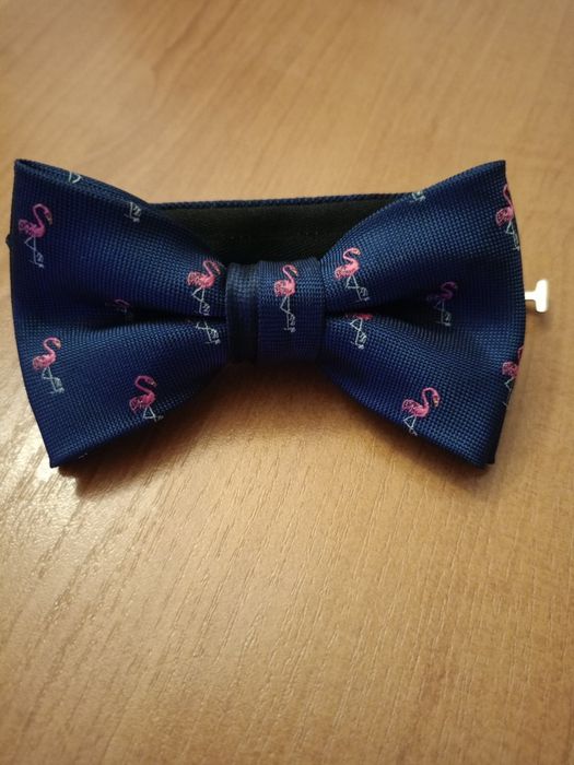 Mucha męska w flamingi