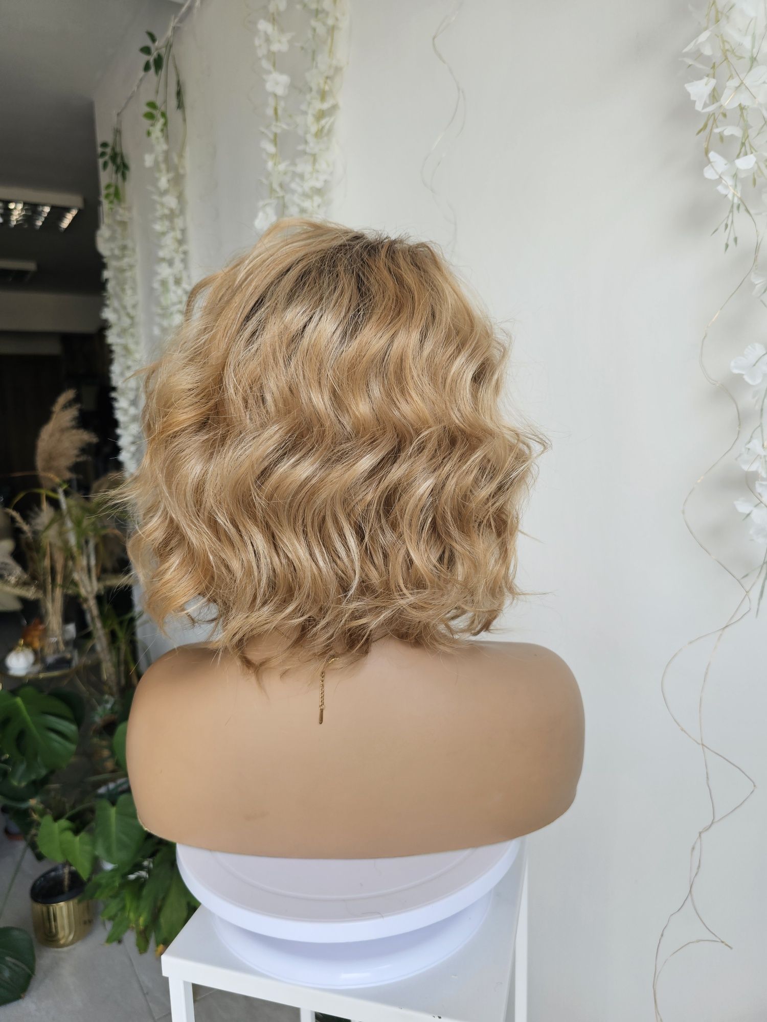 Peruka piaskowy blond Giselle naturalne fale loki