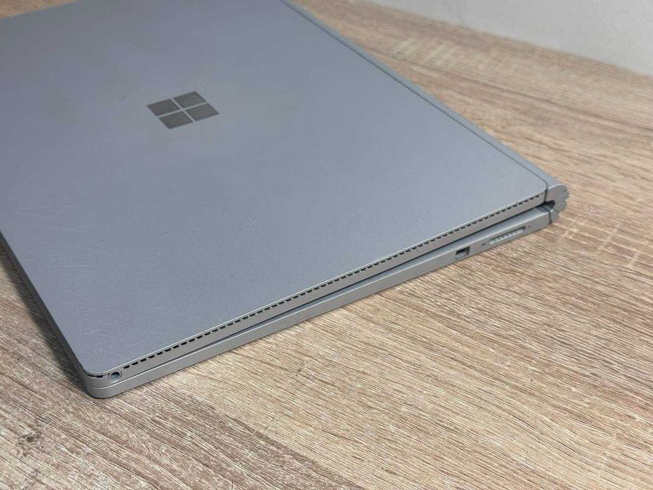 Surface Book • i5 • Nvidia 1Gb • 8GB RAM • 256GB SSD • Win 11 Pro •