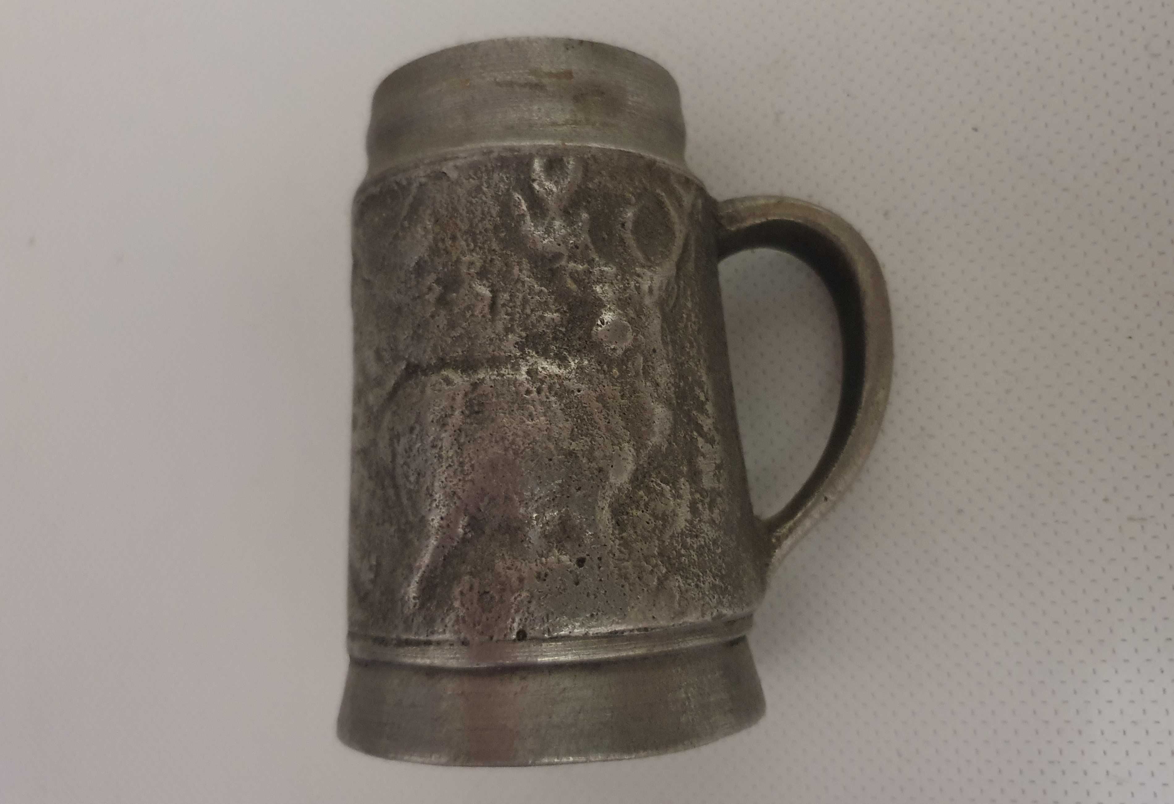Caneca decorativa em estanho, com motivos de caça - vintage