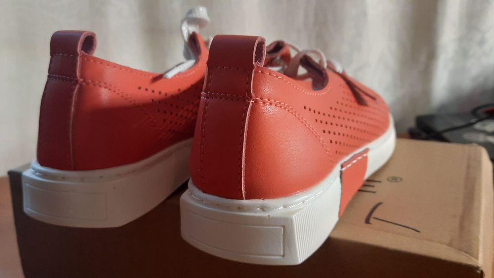 Кроссовки кожаные 36р