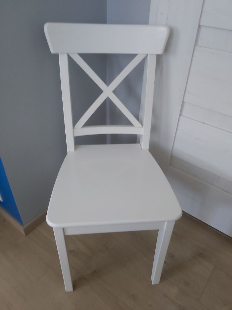 Białe drewniane krzesło ikea ingolf