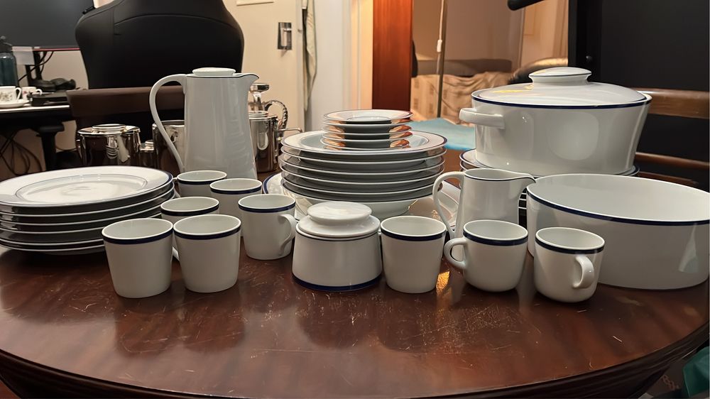Serviço de mesa com 46 peças