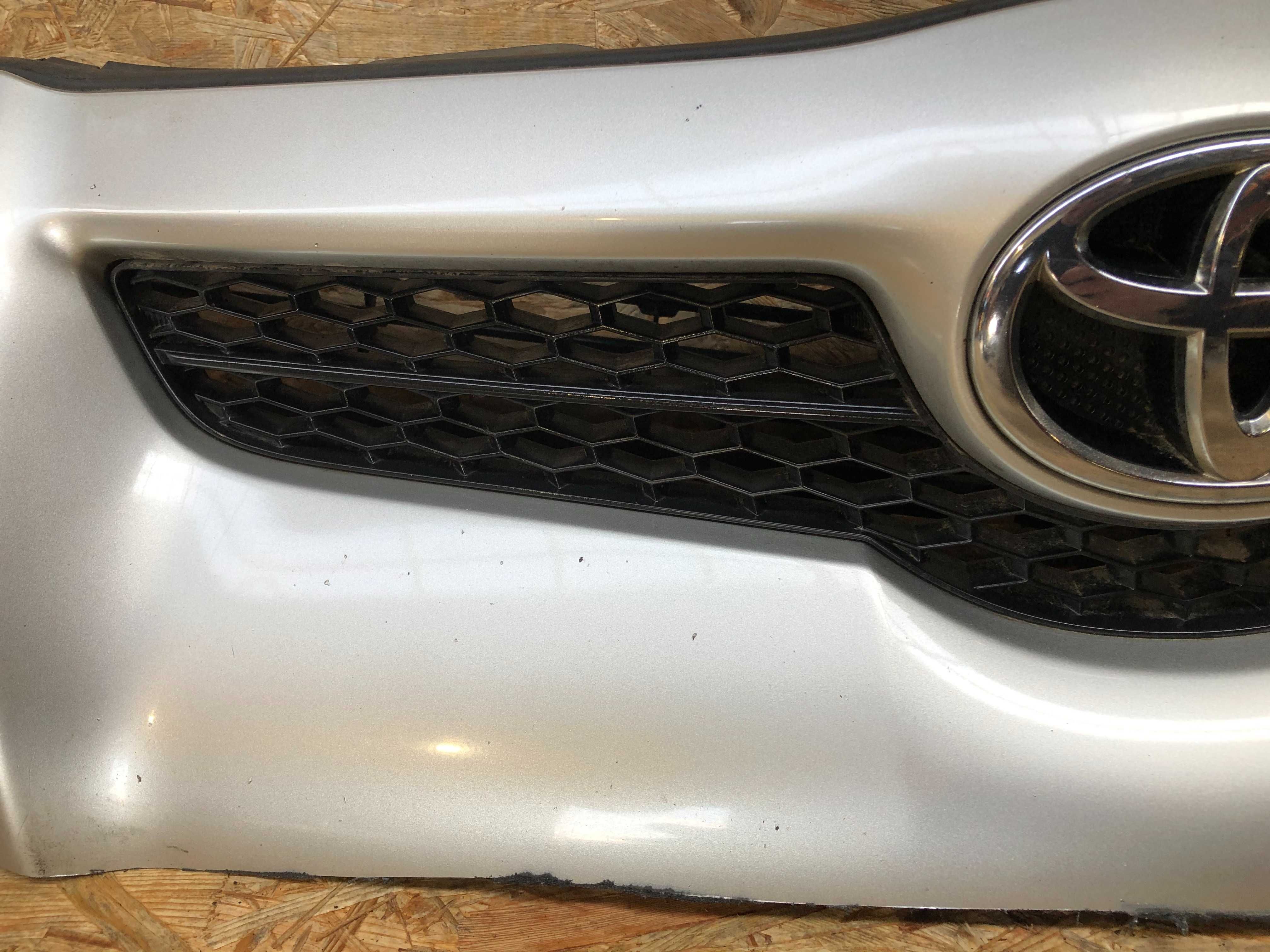 Grill/atrapa/kratka zderzaka toyota auris