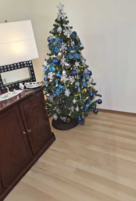 Arvore de Natal com decoração, iluminação e cesto