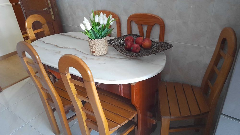 Exelente mesa de cozinha com 6 xadeiras e em otimo estado