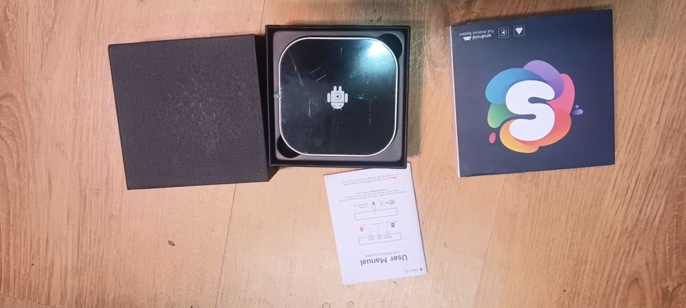 Przenośny bezprzewodowy adapter do  CarPlay oraz Android Auto