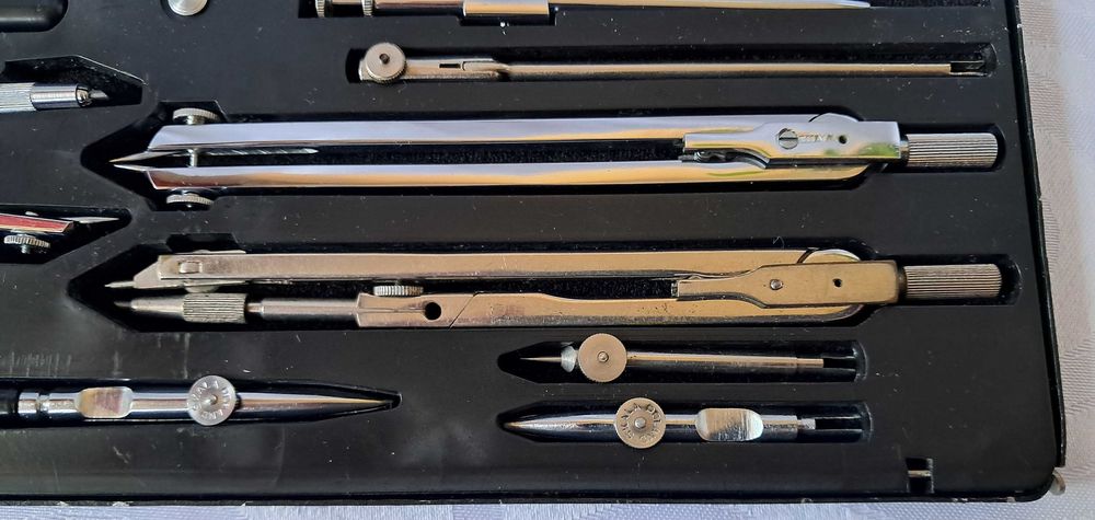 Skala PVIIc zestaw kreślarski cyrkle 15 elementów .