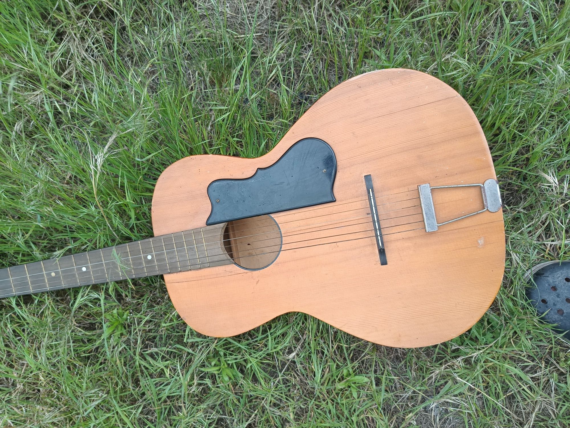 Gitara akustyczna klasyczna nastrojona po serwisie