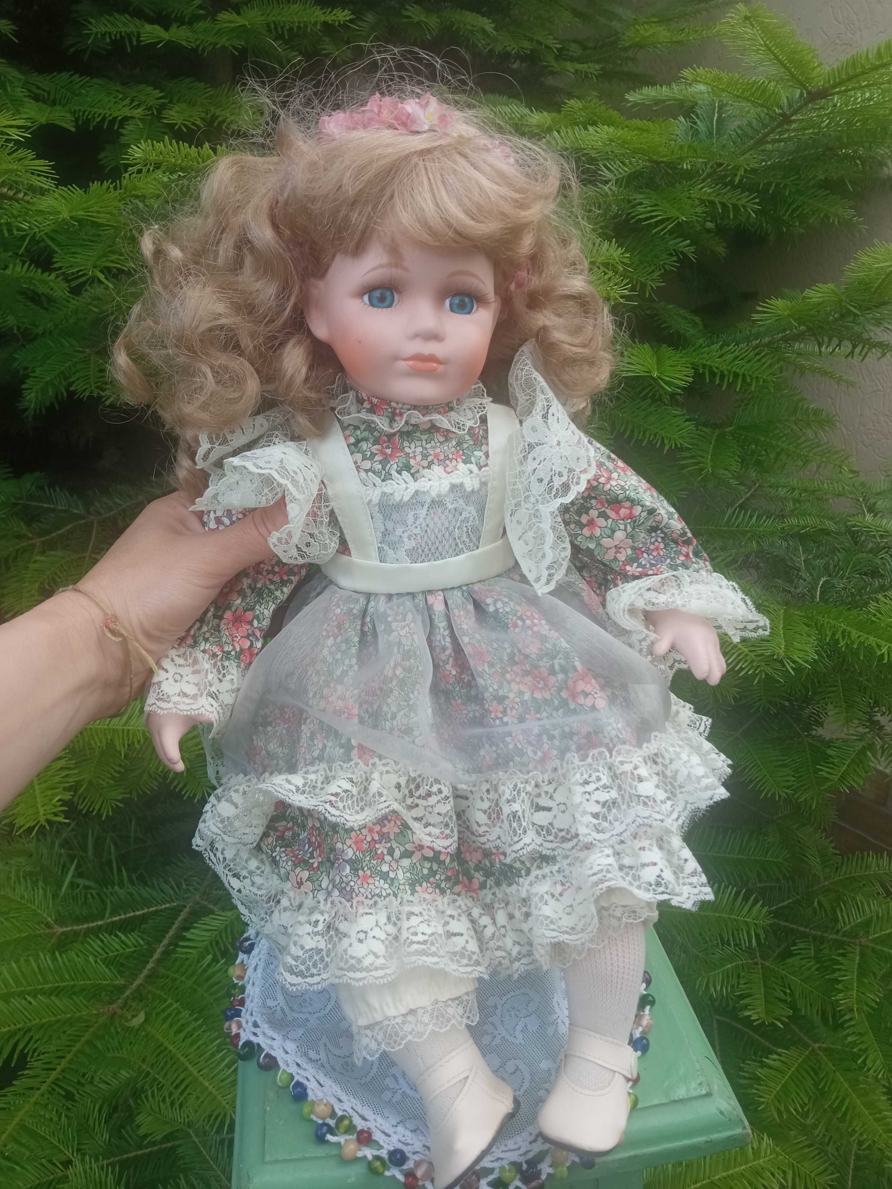 Продам красивую фарфоповую куклу Англия