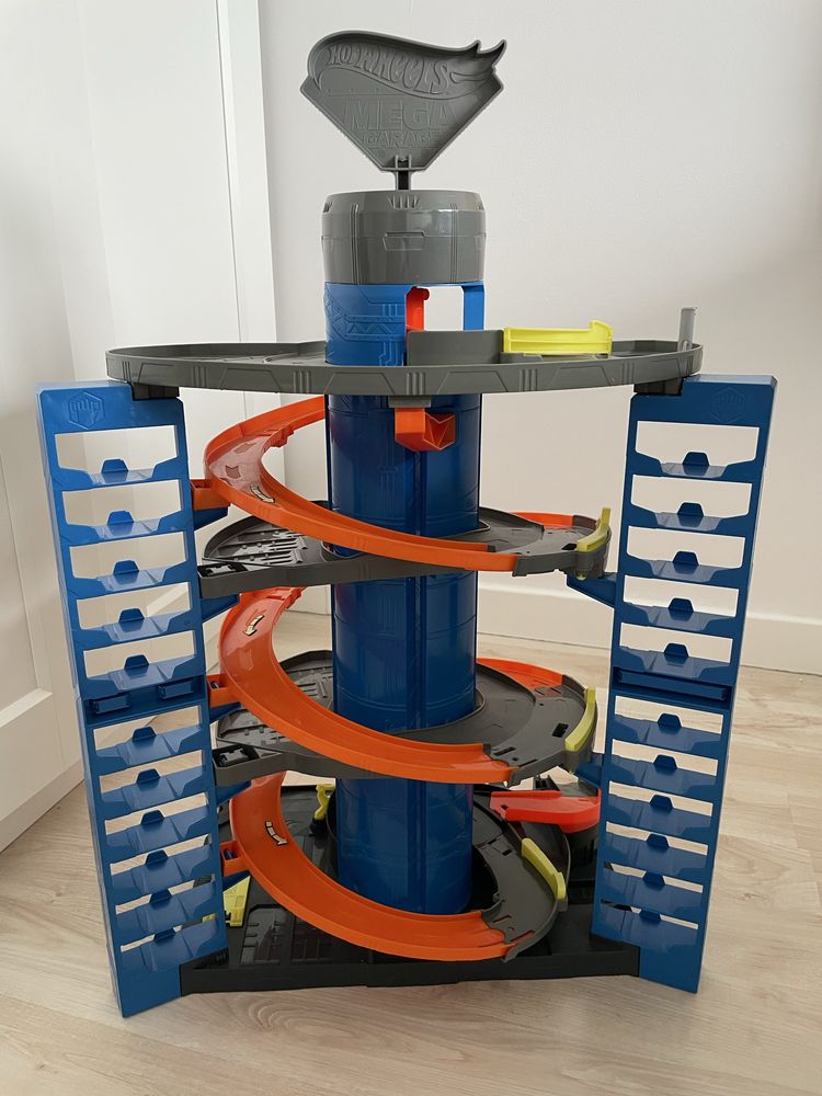 Tor Hot Wheels Zakręcony Mega Garaż GTT95