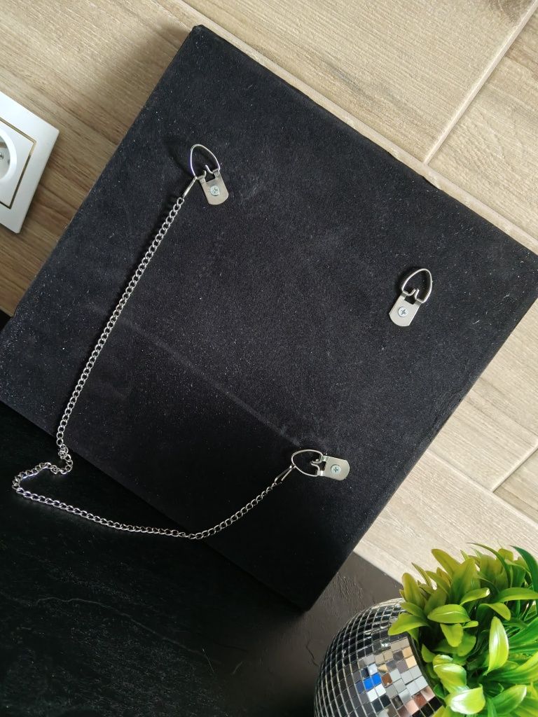 Kwadratowe lustro ścienne Glamour 30/30 cm
Można powiesić standardowo