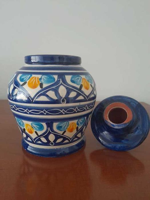 Pote com tampa pintado à mão