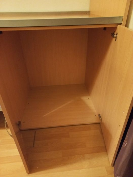 Vendo móvel com uma prateleira e um suporte de pendurar roupa.