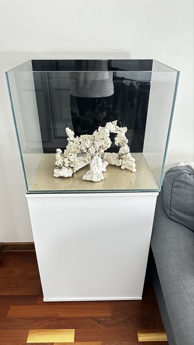 Akwarium morskie 50x60x40 cm z kamieniem i wyposażeniem + szafka