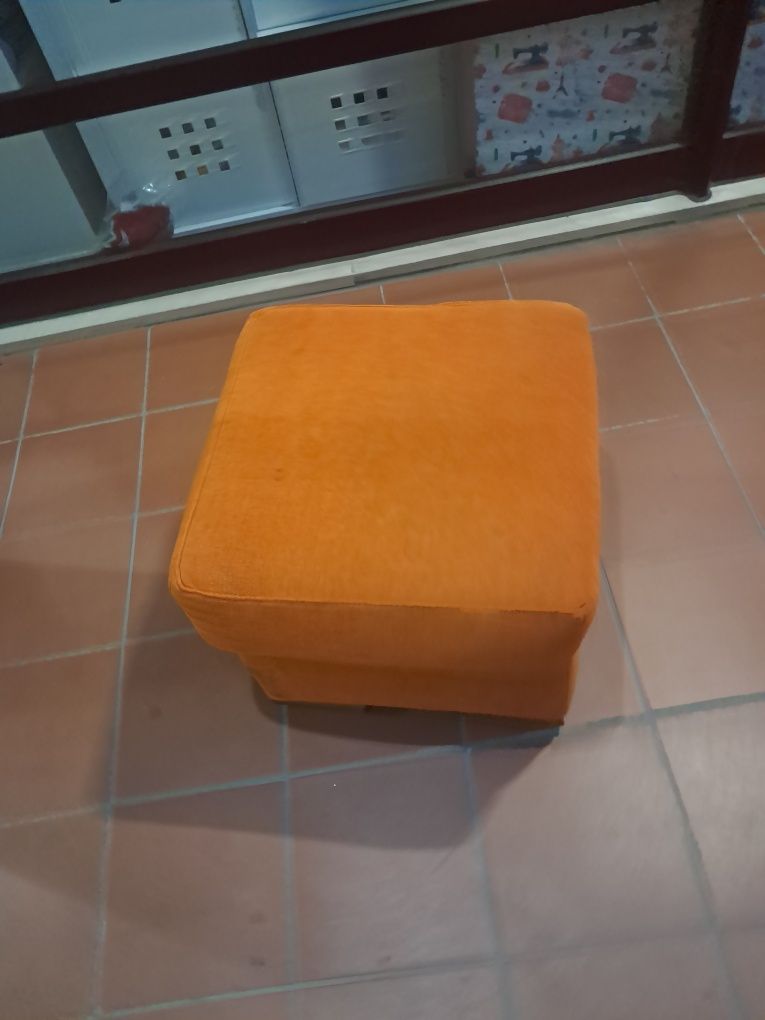 Pouf laranja em quadrado