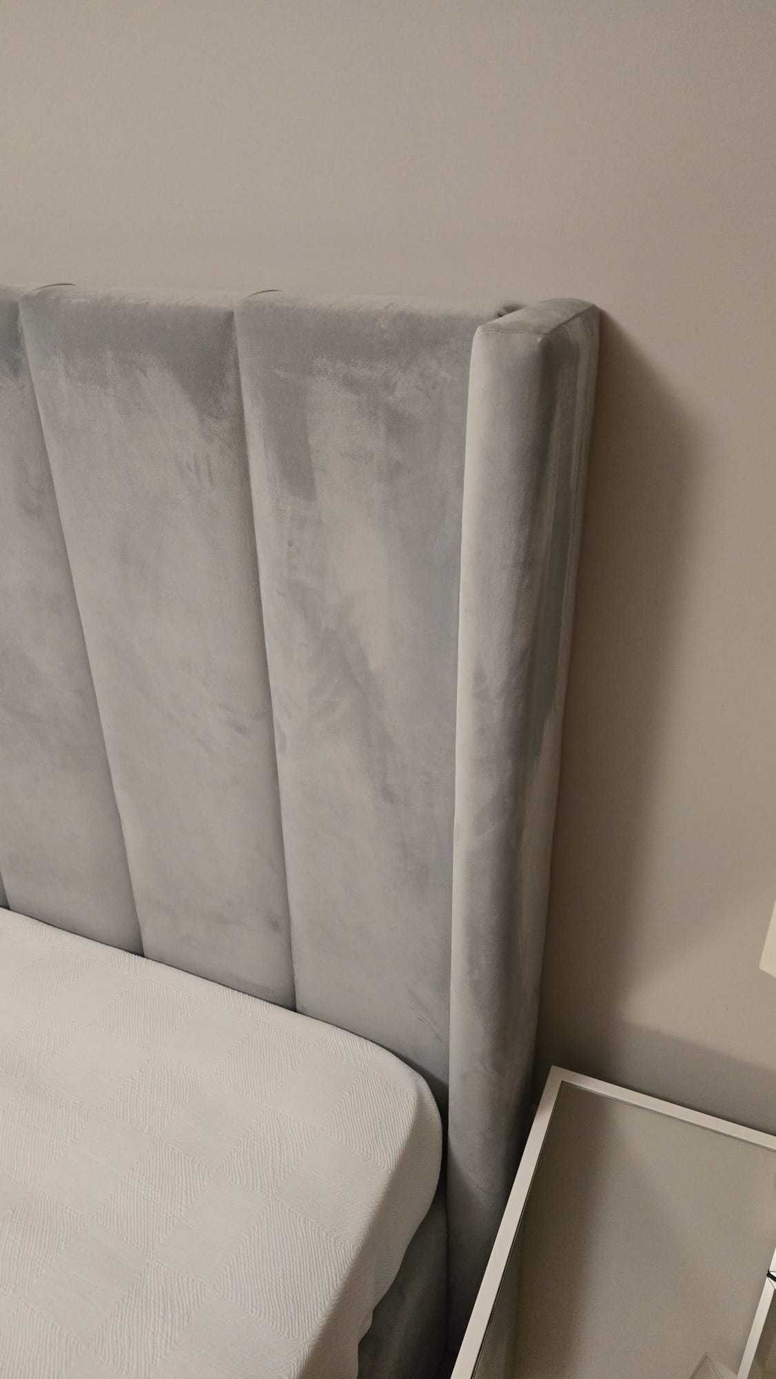 Cama e mesas de cabeceira como novas, colchão novo e candeeiros