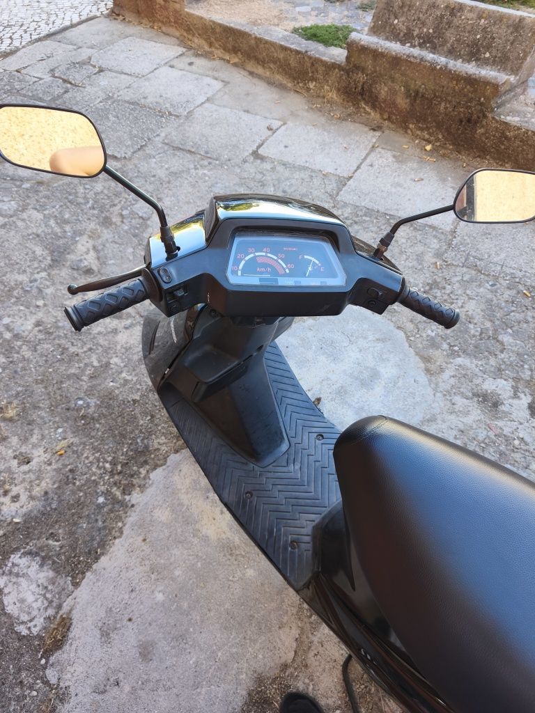 Scooter Suzuki adress em ótimo estado fez revisão a pouco tempo
