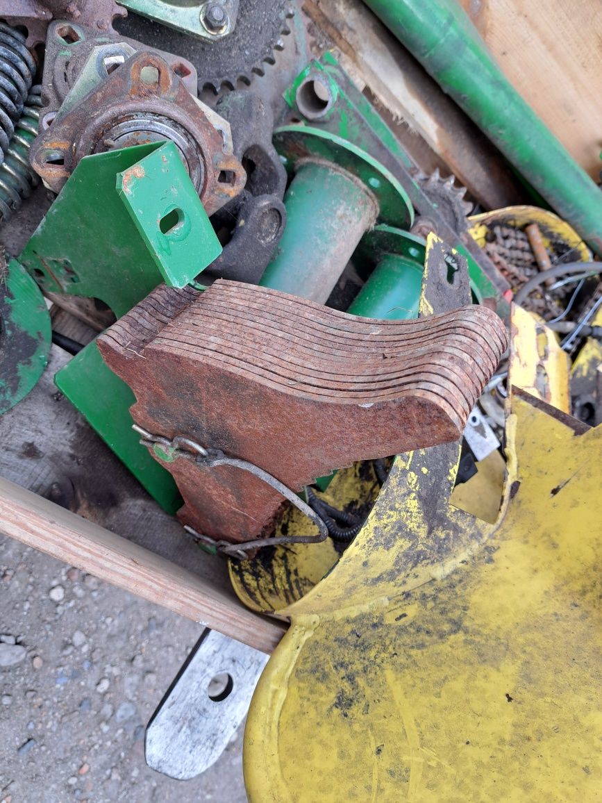 Cześć prasa JOHN DEERE siatka zebatka bieżnia wałki