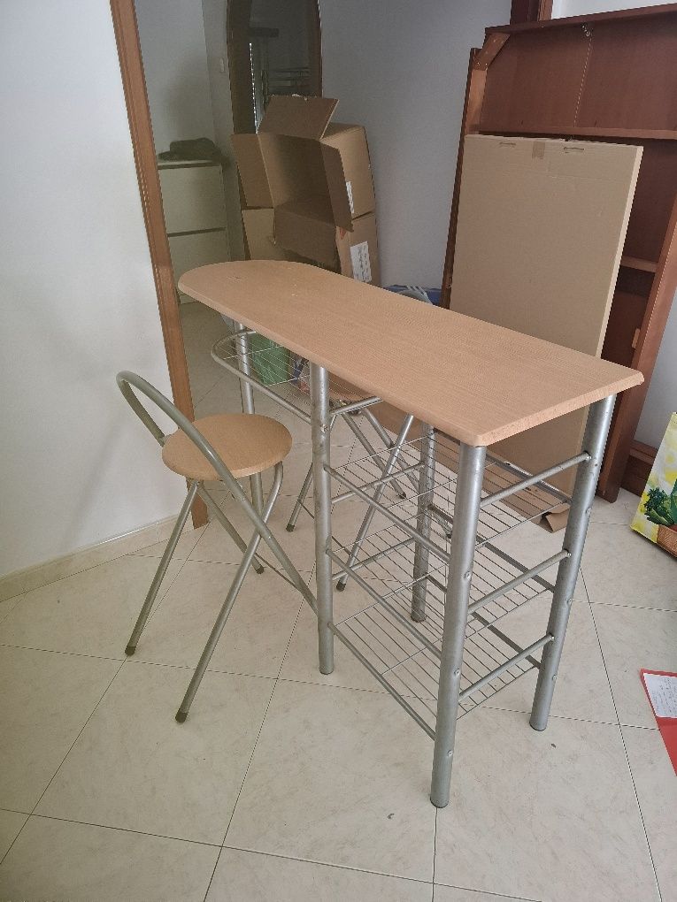 Mesa de apoio a refeição com 2 bancos altos com as medidasC120×L45×A88