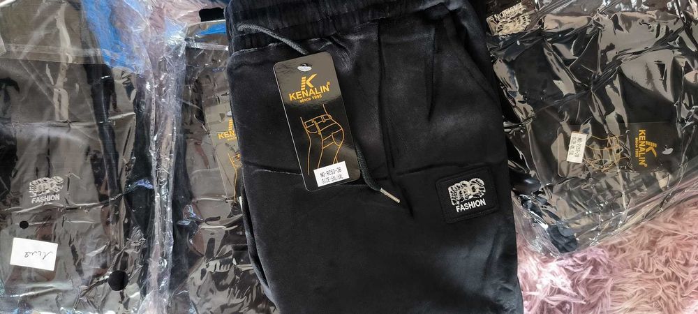 Жіночі велюрові штани на хутрі розмір 60-62 колір чорний