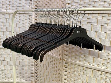 Wieszaki na ubrania z zaczepami Bastet / Komplet 30 sztuk / Czarne