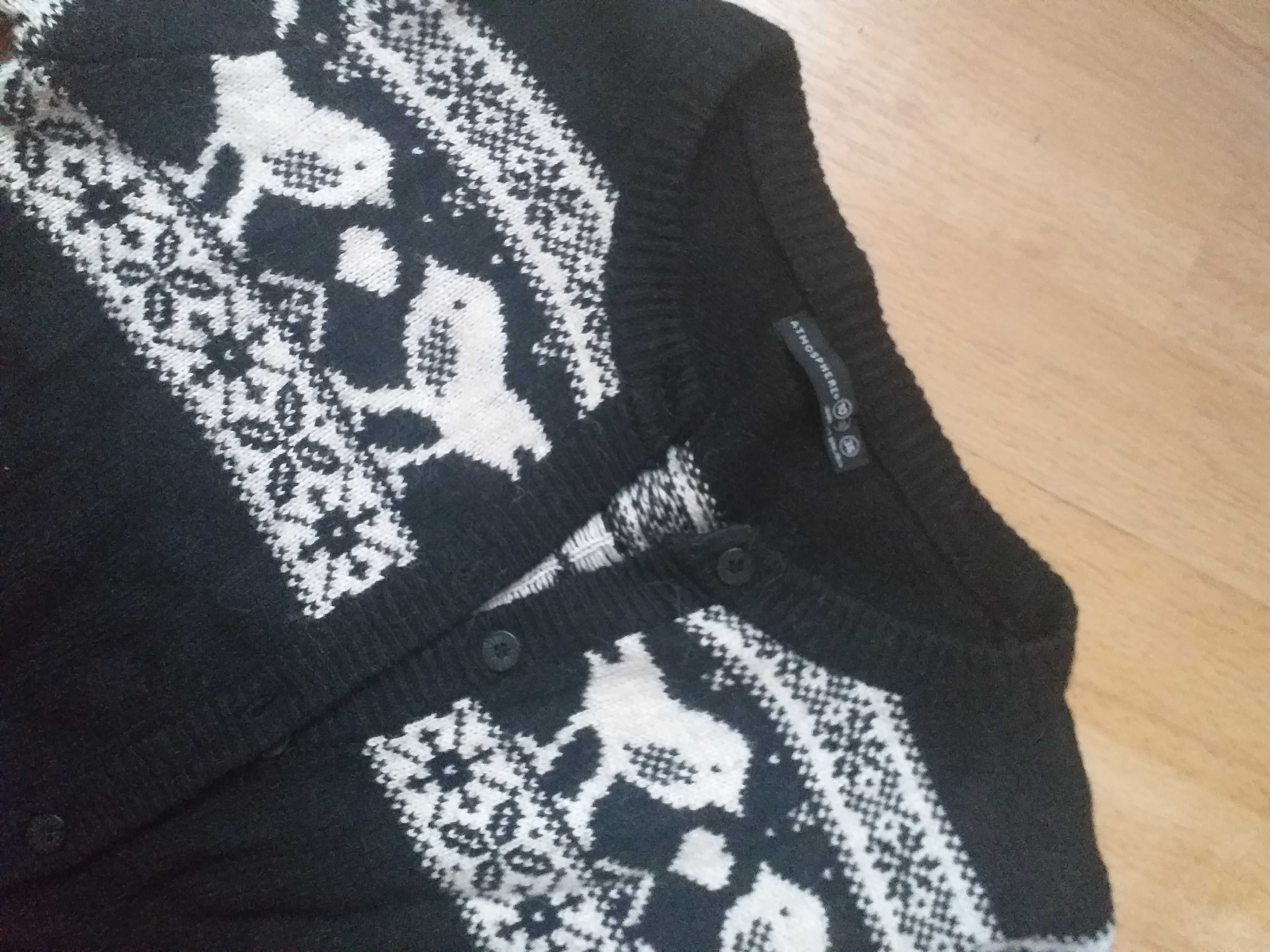 Czarny zimowy sweter na guziki Atmosphere r. 38
