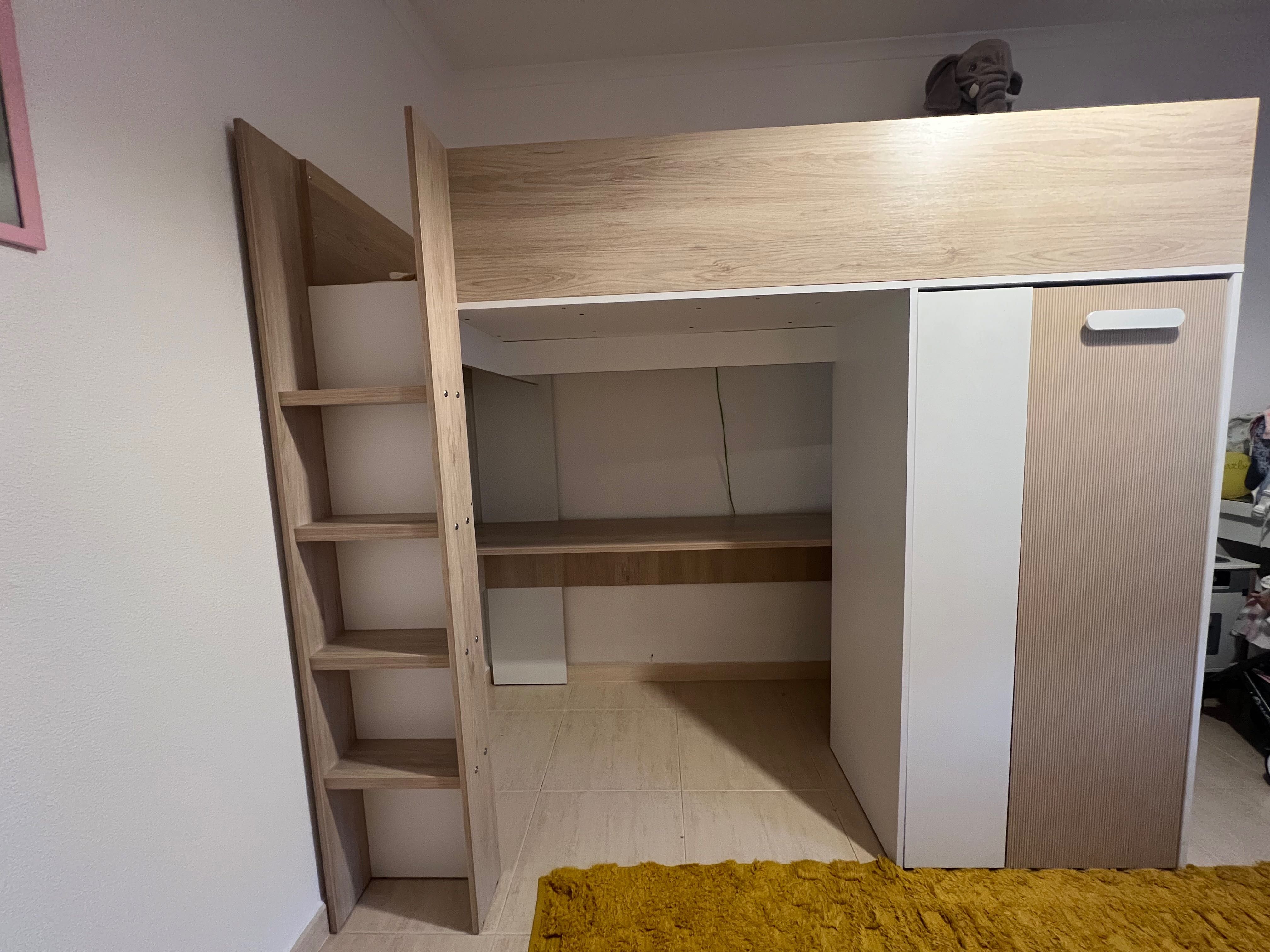 Cama alta c/ secretaria e roupeiro