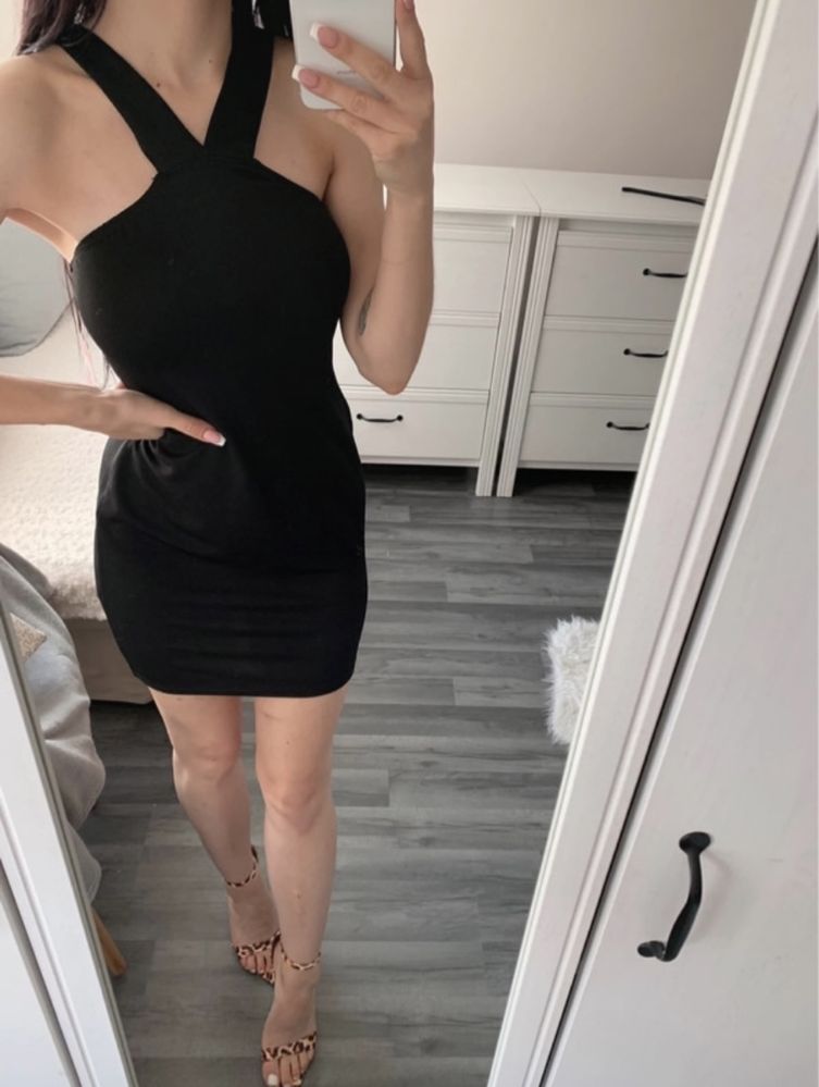 Czarna dopasowana krótka sukienka