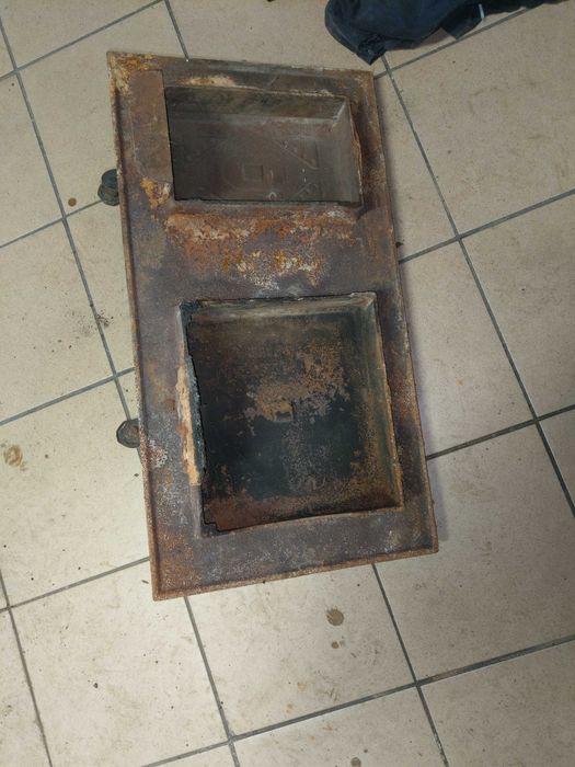Drzwiczki stare żeliwne i solidne do pieca
