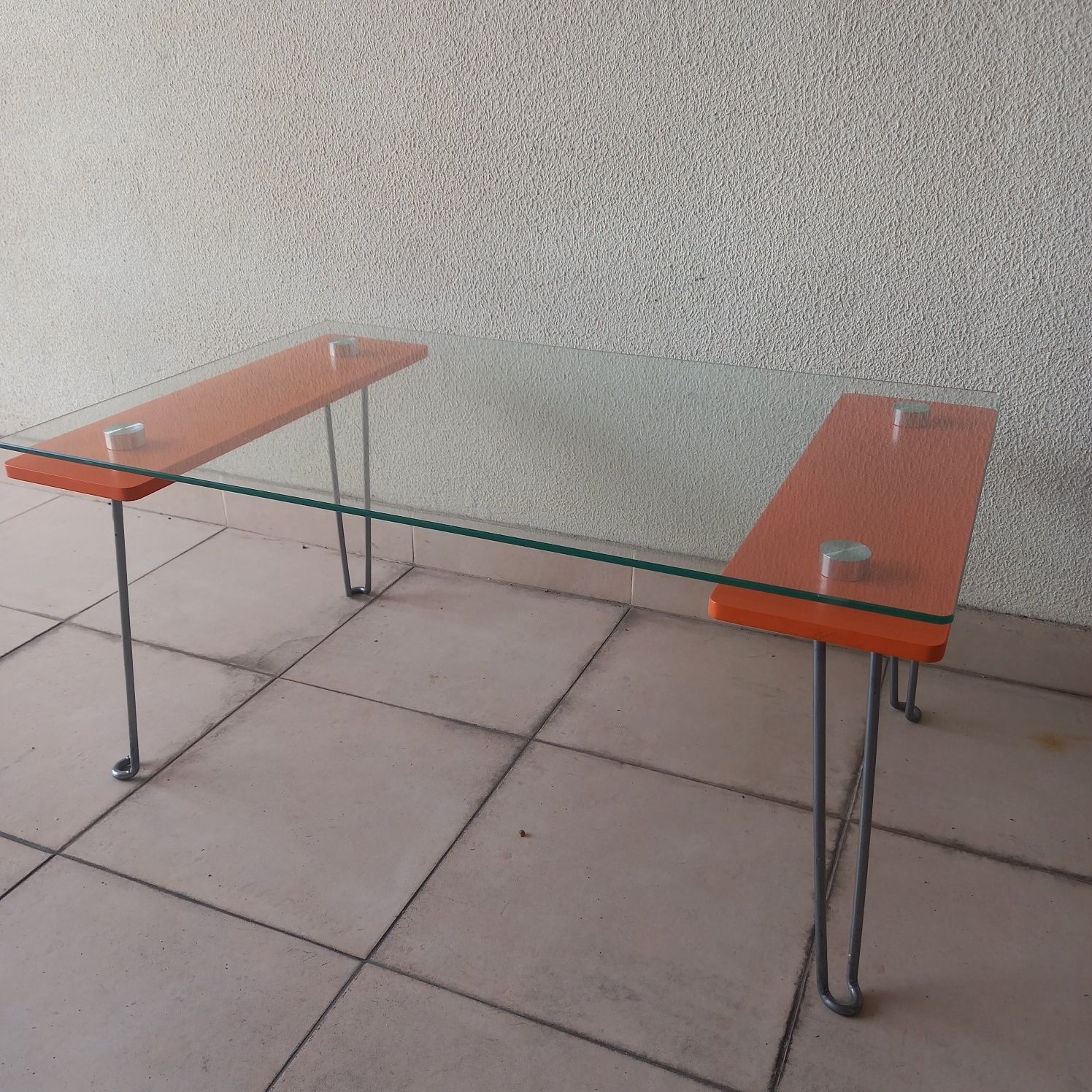 Mesa de apoio de sala.